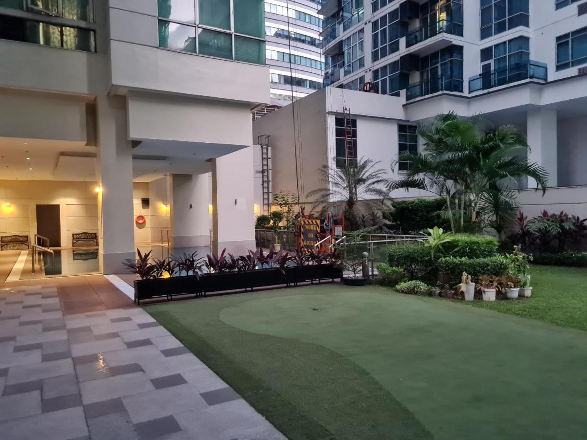 Huge Condo Unit Near Burgos Circle, St Lukes, Shangri-La - P Hamptons T1 Makati City Exterior foto